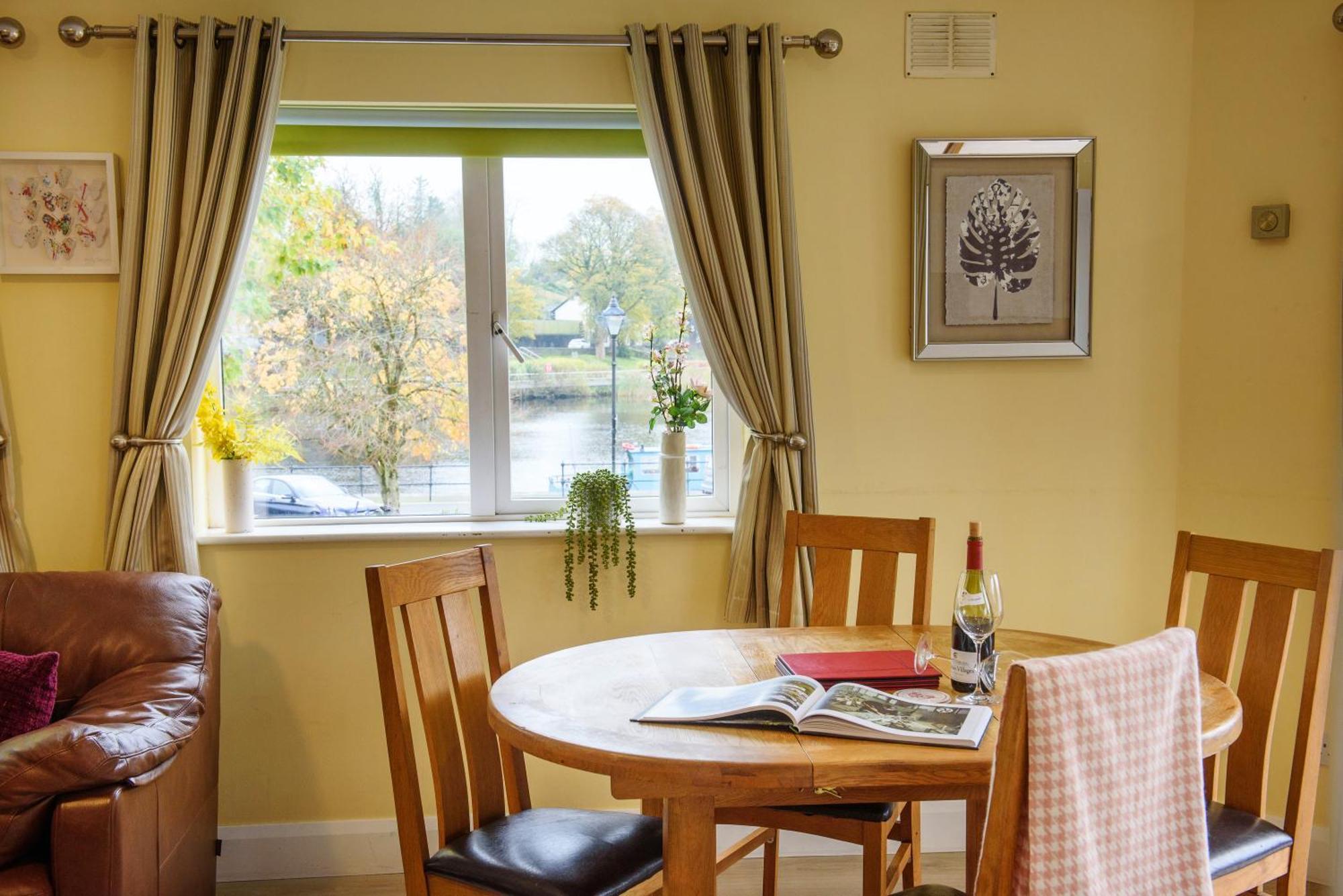 Waterfront Self Catering Houses Carrick on Shannon エクステリア 写真